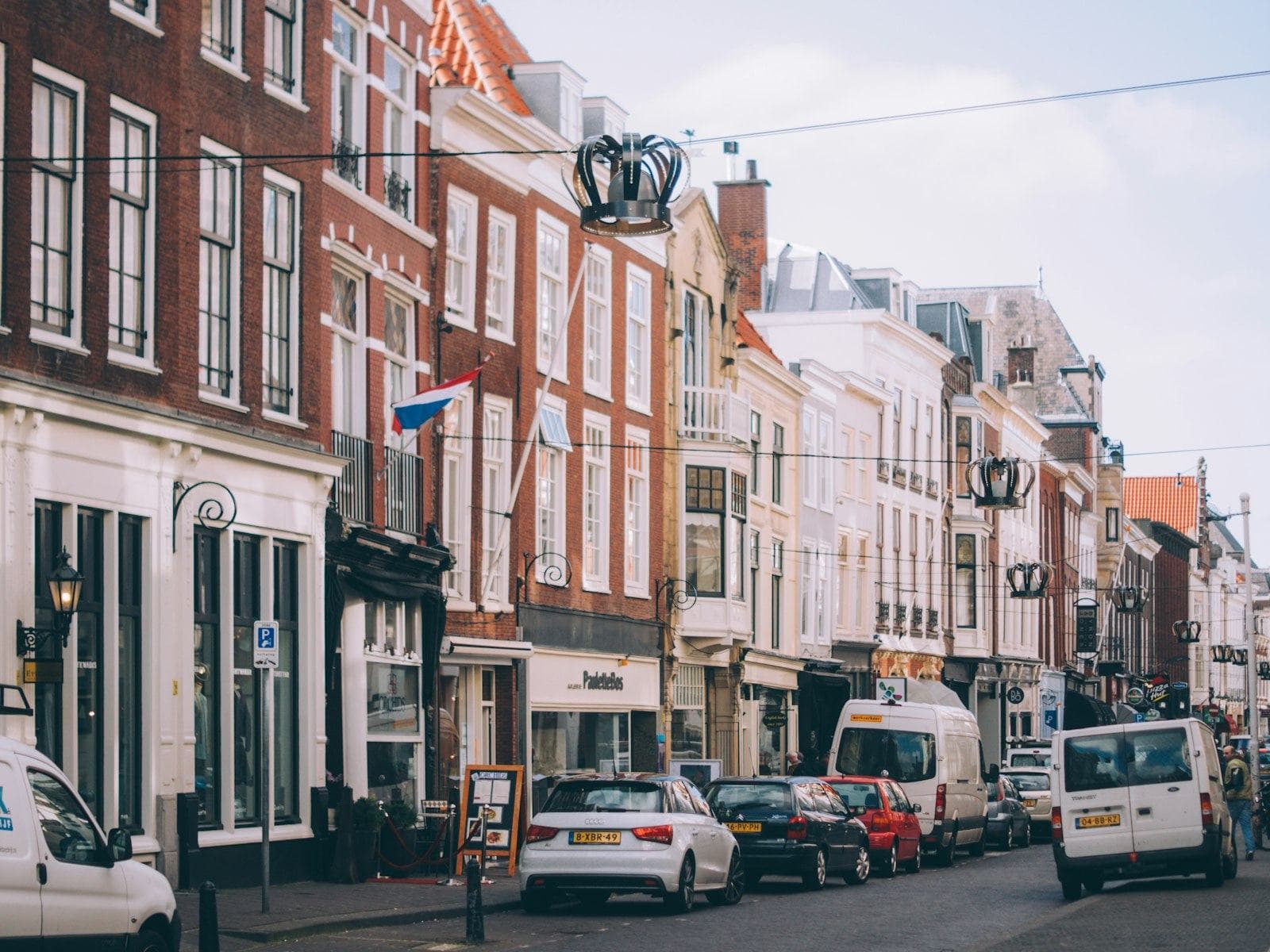 Straat in Den Haag met Nederlandse vlag